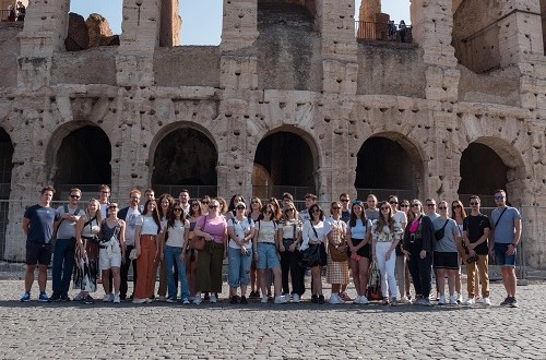 Giovani Cni Colosseo Roma Eu Italian