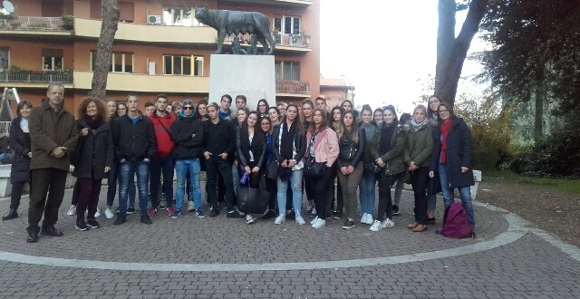 Studenti Da Fiume Rijeka In Piazza Giuliani E Dalmati Di Roma