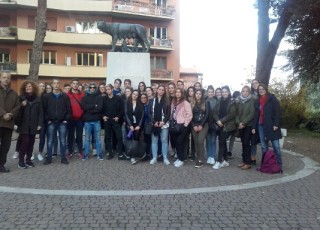 Studenti Da Fiume Rijeka In Piazza Giuliani E Dalmati Di Roma